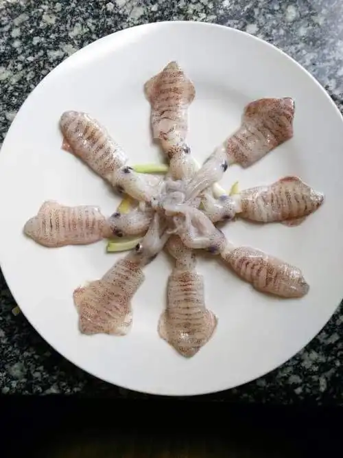 3:盘底放生姜葱,摆盘2:稍微清洗一下,每只背上都切平行刀1:准备一份笔