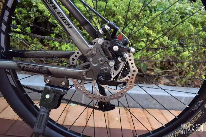 头管碗组使用的是知名自行车零件厂商——台湾志庆neco出品的碗组.