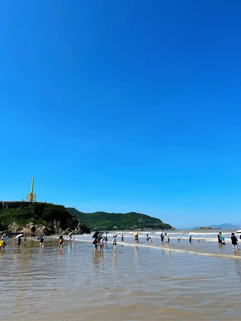 "鹿栏晴沙"位于舟山市岱山岛北部鹿栏山下,全长约3.