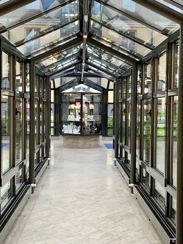 酒店玻璃长廊通往河畔.