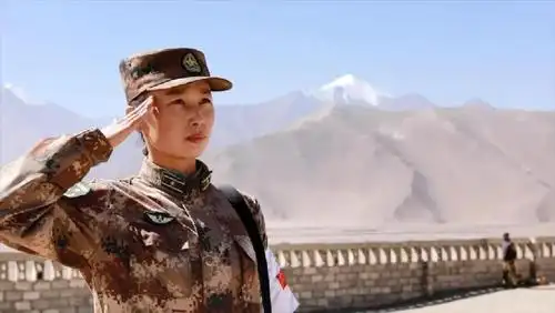 我给他们带糖吃,让他们心里是甜的.