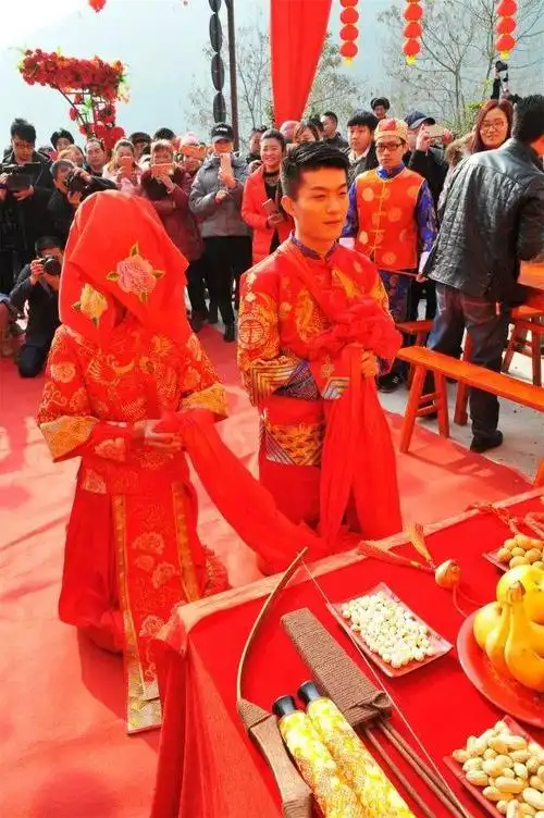 大红盖头,唢呐,花轿,还有跨火盆!巫山骡坪一对新人结婚刷爆朋友圈