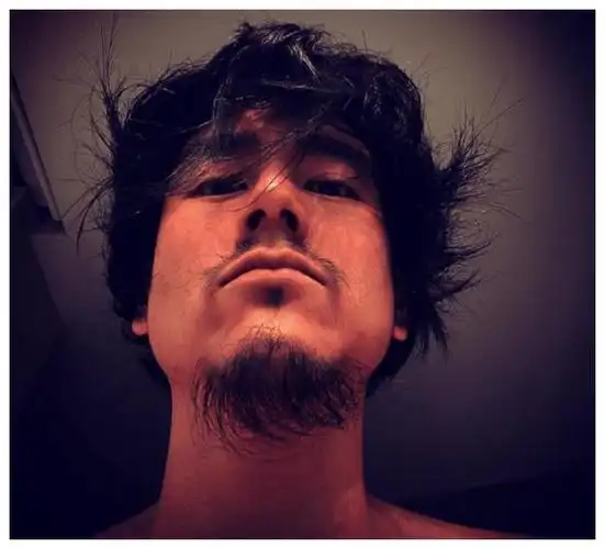 彭于晏近照曝光,胡子邋遢脸竟垮成这样,网友:男神形象破碎了