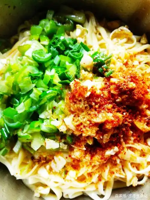 家庭版油泼面十分钟搞定,早餐来上一碗一天胃动力,有图有真相