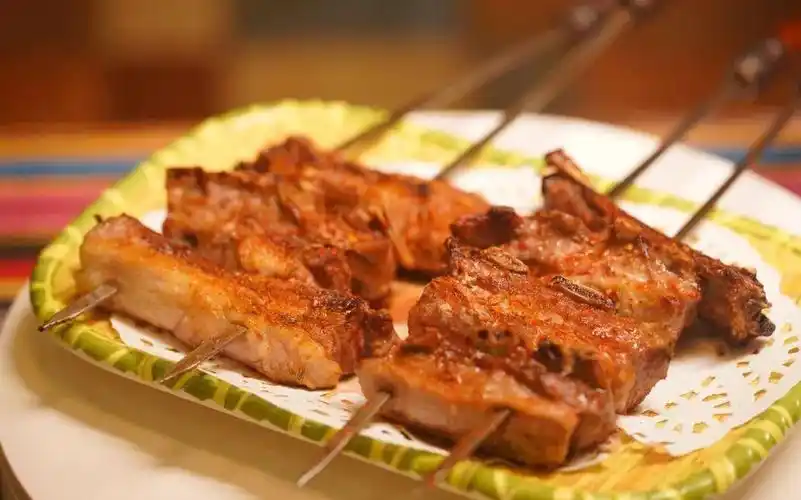 享受美食缓解压力吃一口正宗新疆烤羊排醇香可口美味多汁