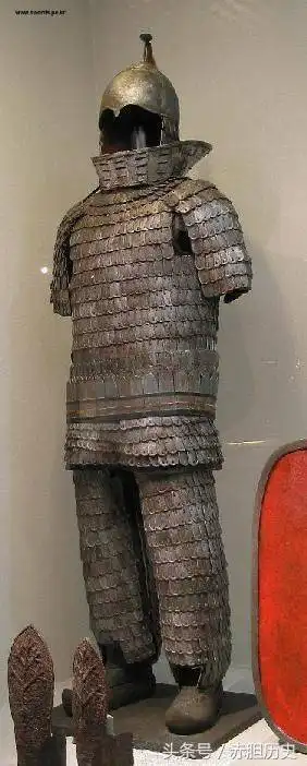 这种甲是典型的将军甲,普通士兵即便是重型步人甲也没有虎头吞肩和护