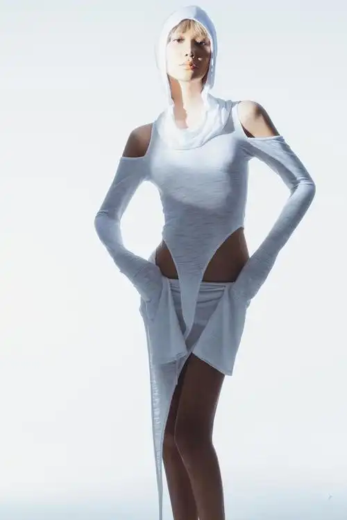 人像摄影中的姿势造型是指模特的真实状态或者是她们想要表现出来的