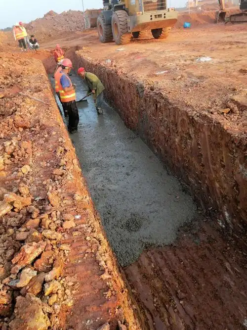 小汽车装卸区雨水管道垫层混凝土浇筑