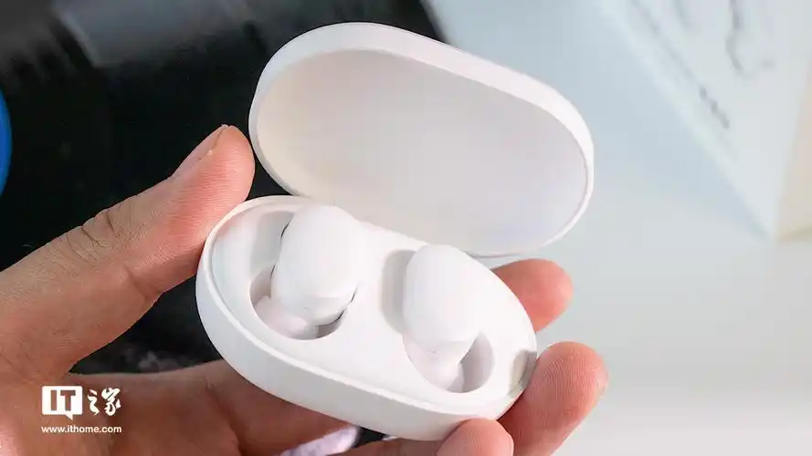 it之家开箱组小米蓝牙耳机airdots青春版图赏戴在耳朵里的小爱同学