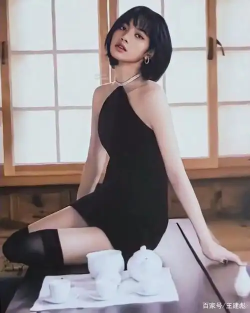 粉墨lisa晒美照,新画报流出,港风小白裙清纯,蝴蝶结露脐装好看