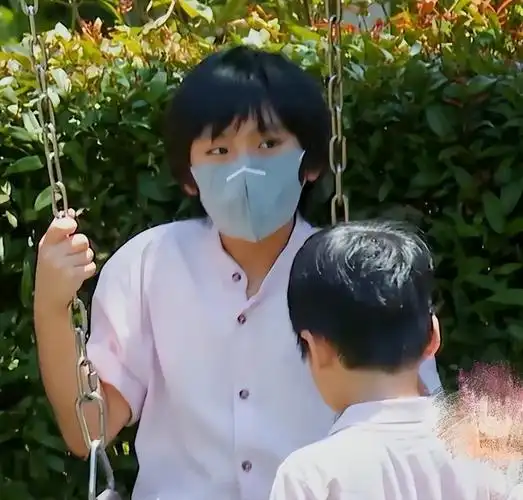 47岁林志颖携全家出海玩13岁kimi身高超过爸爸双胞胎弟弟好可爱