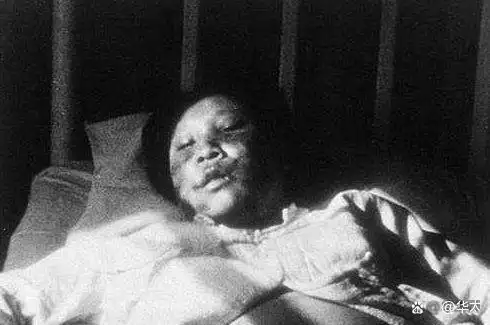 日本兵正准备强暴一个怀有7个月身孕的妇女,这个孕妇抢过一把刺刀,以