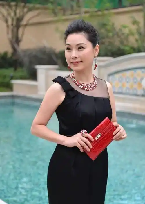 她们是越剧舞台姐妹花,姐姐是实力派演员,妹妹经商成亿万富婆_何赛飞
