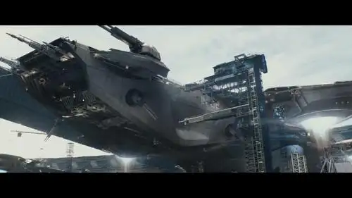 在美国队长2里,神盾局重新开发了三艘空天母舰,是洞察计划的主要纹鼢