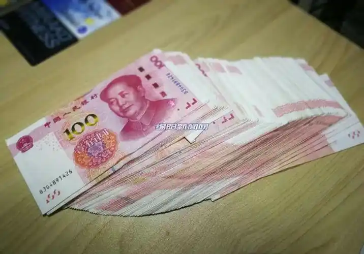 乘客遗落现金5万元,好心的哥及时送拒酬金