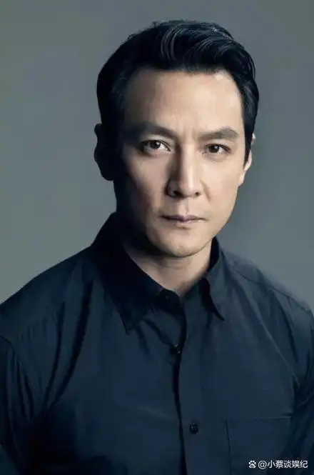 大背头花衬衫,48岁吴彦祖撞脸吴镇宇?男神也扛不住!