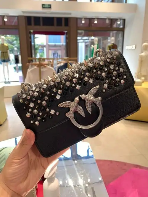 这一只铆钉包包有没有很酷的感觉?背上它,你就是这条街最靓的仔