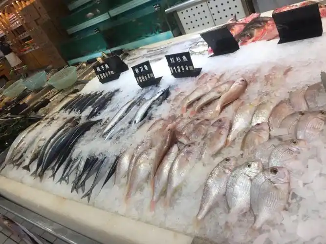 超市的海鲜柜台,品种很多,我买了海带,也是海鲜吧!