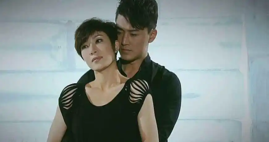 看上去有些惊恐;后续林峰还与钟嘉欣,李彩桦等人相继有过合作,但合作