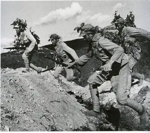 向日军发起冲锋的官兵