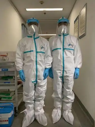 深晚报道 | 市三院这名医生每天脱下防护服后衣服可以拧出水来