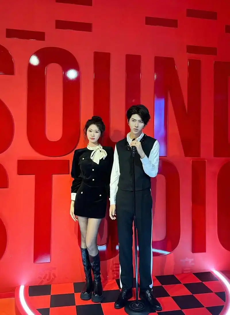 再靠近一点点 就让你牵手～#蔡徐坤