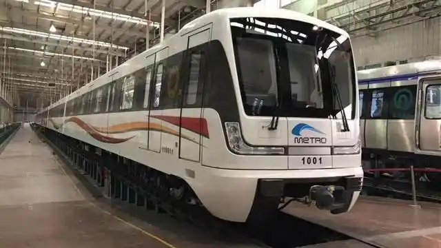 下面是成都地铁10号线的列车.