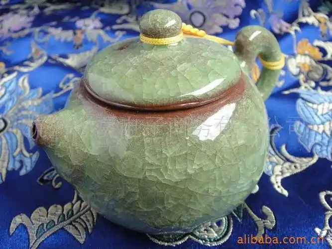 p>冰裂纹瓷器是汉族传统名瓷.