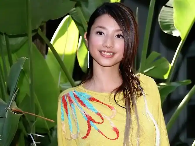 台湾"电眼美女"许玮伦壁纸