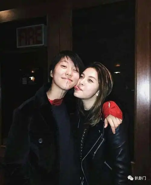 窦靖童周冬雨亲密出游上热搜,我们观一观童童的豪华朋友圈!