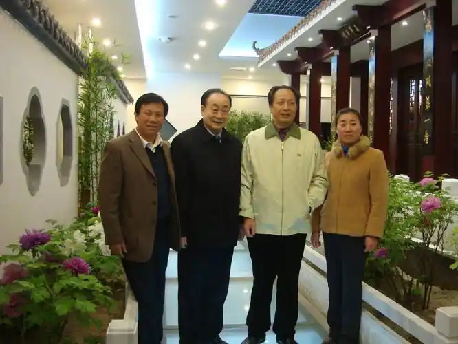 张西方原洛阳市长刘典立副主任刘改秀陪同成都军区副司令员桂全智赏花