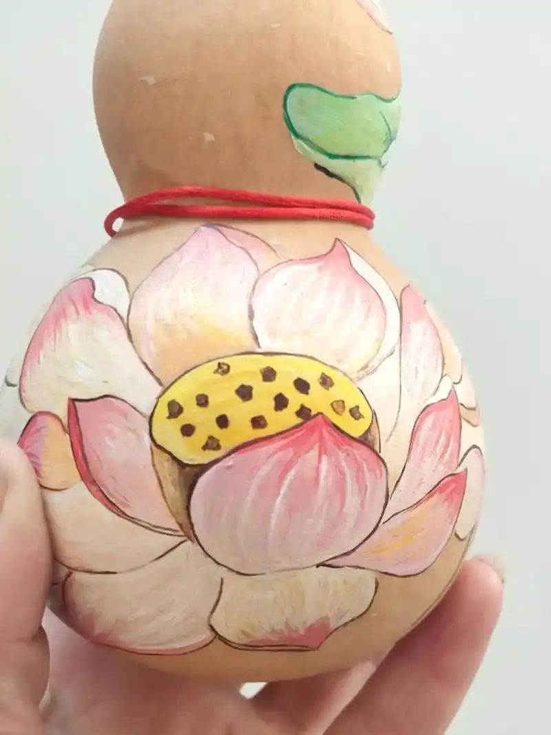 葫芦上面画荷花 自家种的葫芦,形状可爱,闲来上面画画荷花