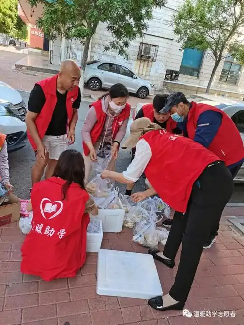 世界环境日志愿者为环卫工人献爱心