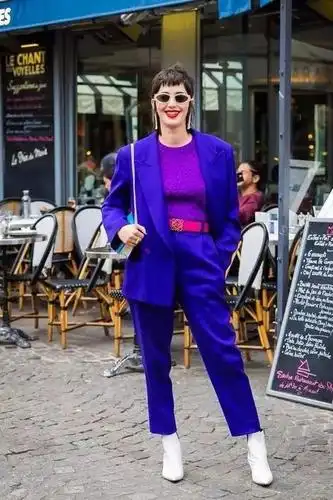 女人过了40岁少穿黑白灰建议试试墨蓝色好看显高级