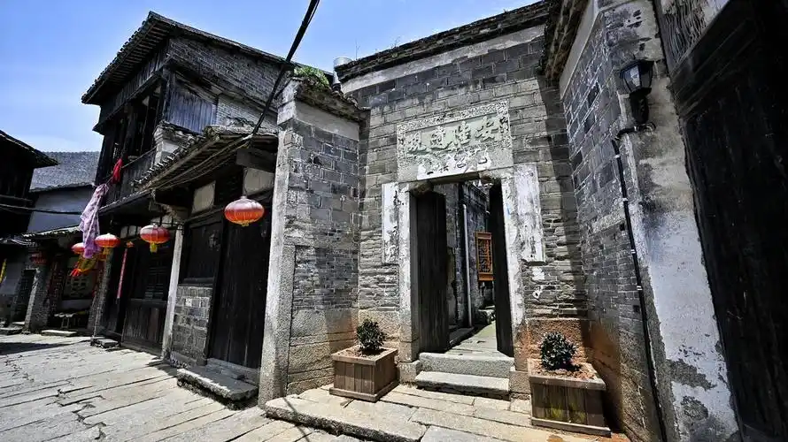 江西安义古村落 - 鹰潭迎客松