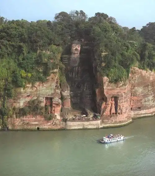 乐山大佛又叫凌云大佛,高71米,本人有幸去过一回,在下面望上去可以说