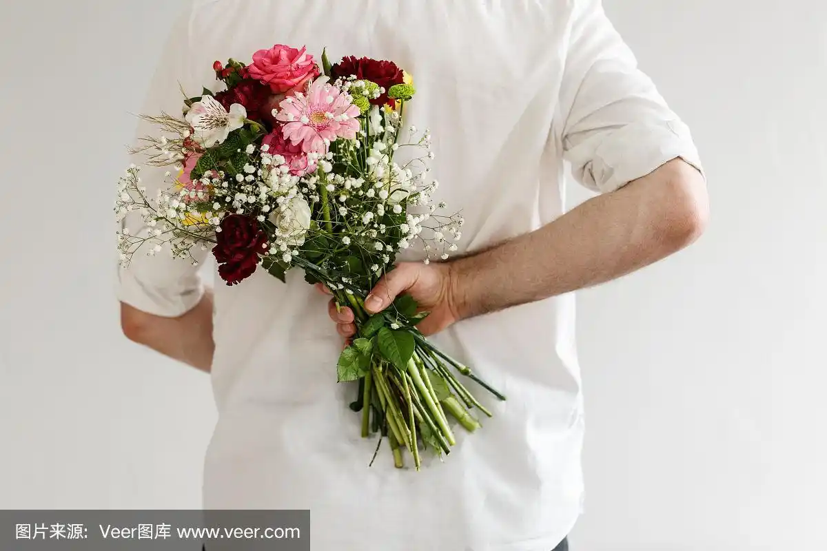 拿着一束花的男人