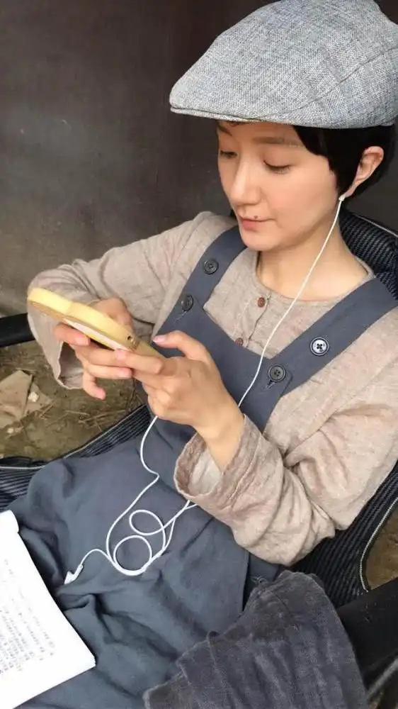 在《天下粮仓》里饰演小梳子.