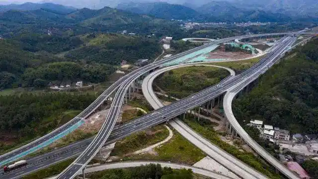 壮观开通在即的大潮高速互通立交