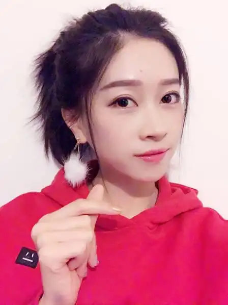 一帮男人的竞技比赛火了一位90后女解说