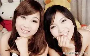 "撞脸奇缘:双胞胎姐妹花的相遇与携手,共绘人生精彩篇章"