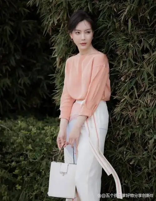 穿浅雾霾紫色的流光礼服亮相红毯,整体呈现纯色,却点缀了闪钻和精致的