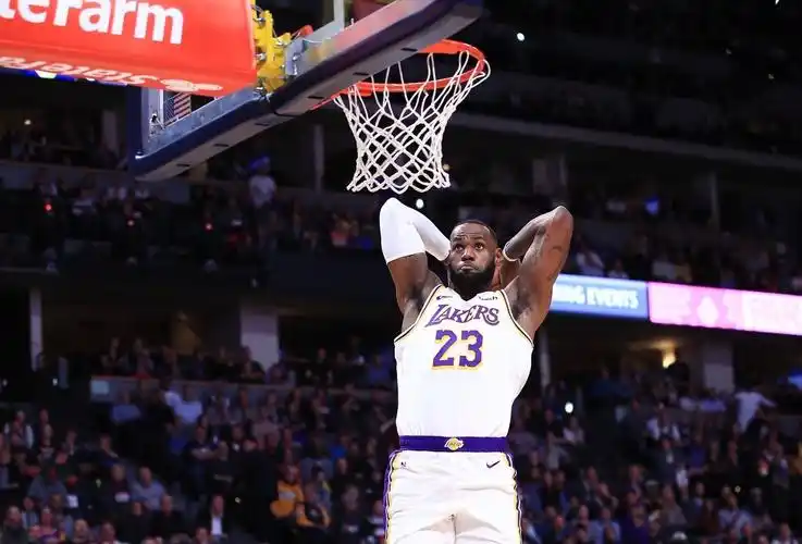 今日,湖人球员勒布朗-詹姆斯更新了个人instagram,晒出自己扣篮的片段