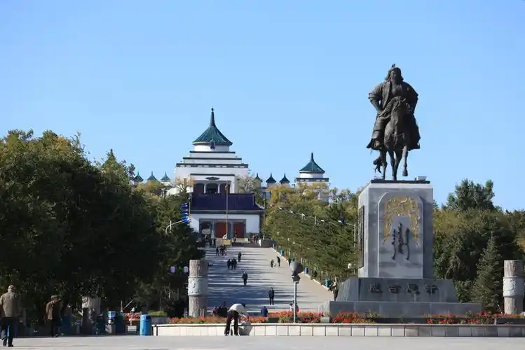 乌兰浩特市宾馆较便宜,可网上查询预定.景点～成吉思汗庙.