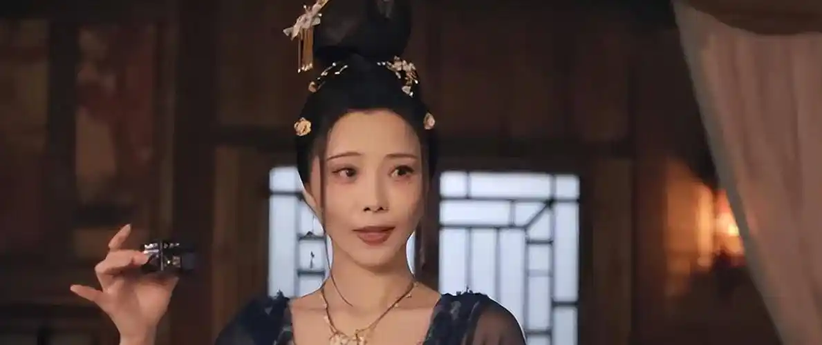 但是,当大雨之夜,沙斯潜入了贺兰雪的住处,给她换上了小乞丐的人面脸