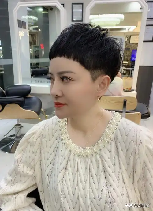 天热别再留长发了,剪短发已成当下潮流,效果就是不一样