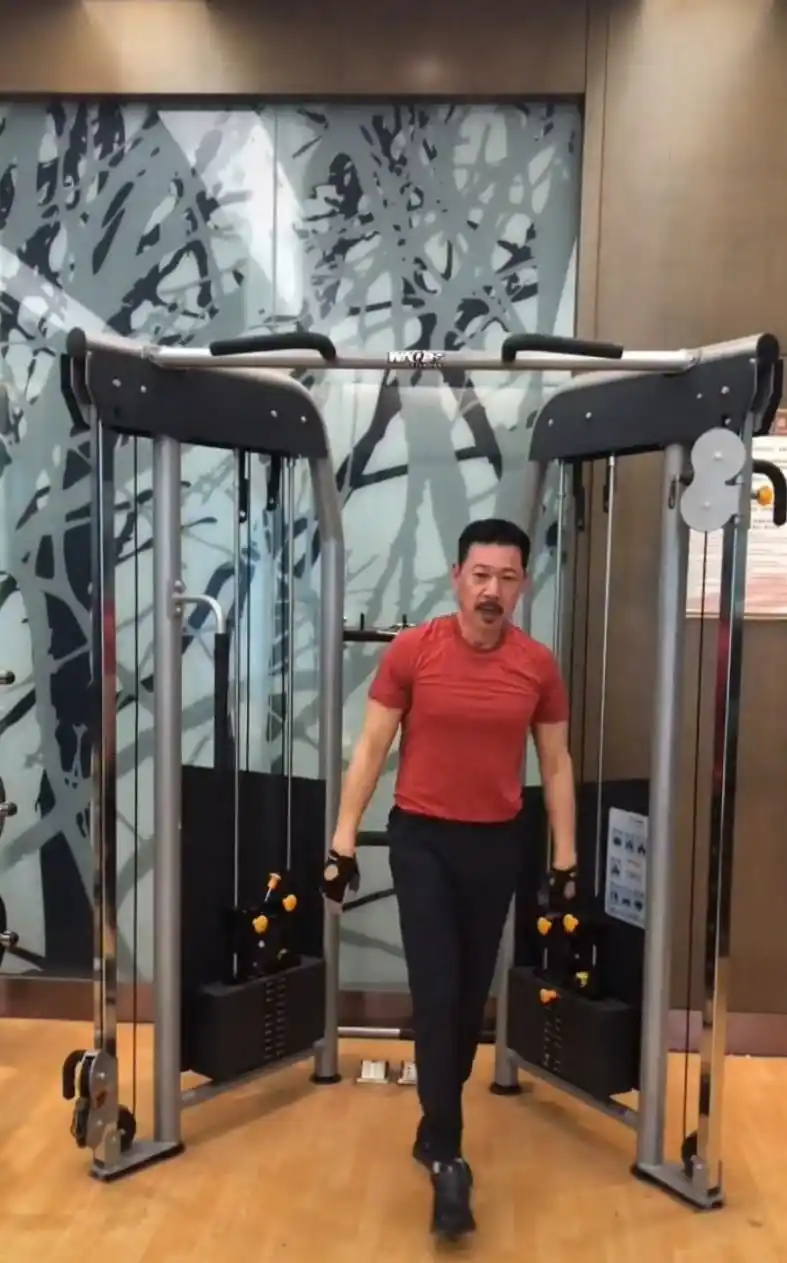 64岁张丰毅晒健身照,胸肌明显力量惊人,做高难度动作不输年轻人