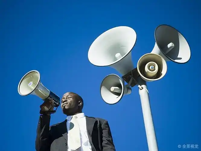 标签:通过扩音器喊人