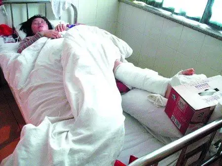 女孩找工作轻信网友 被逼卖淫跳楼逃脱骨折(图)