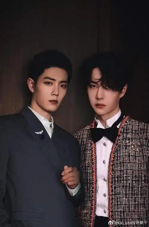 王一博团队跑神营销娇俏淑女蹲踩高跟恰好对应肖战秀婚戒